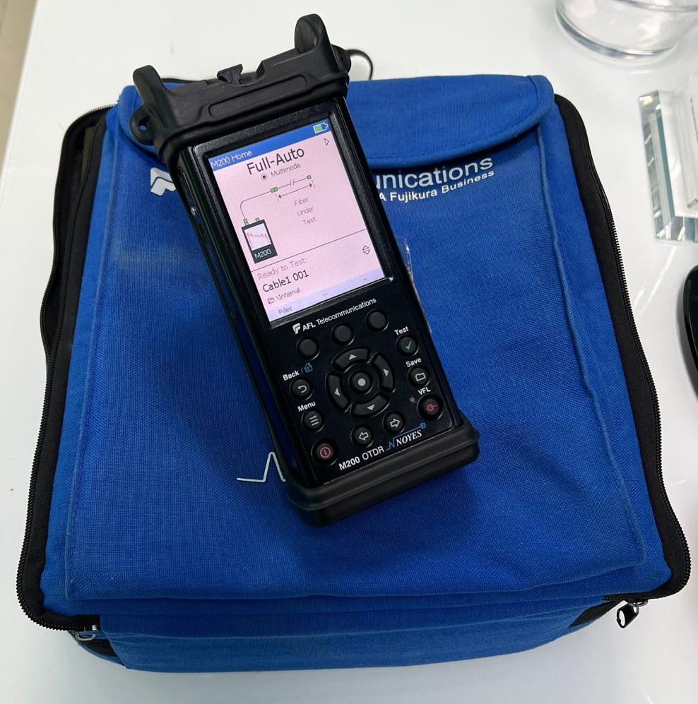NOYES - M200 QUAD *Used - Fiber Optics OTDR for both (SM, MM) Handheld Light Weight, Quad wave length, adapters (SC, FC & ST), Integrated VFL, USB flash mem, USB PC link, AC Adapter, Software CD & Documents.