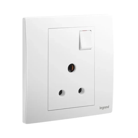 Legrand - 281132 - Mallia™ British Standard socket outlet Switched 5A 1-Gang White.